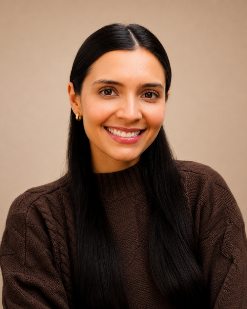 Headshot — Isabela Cabrera